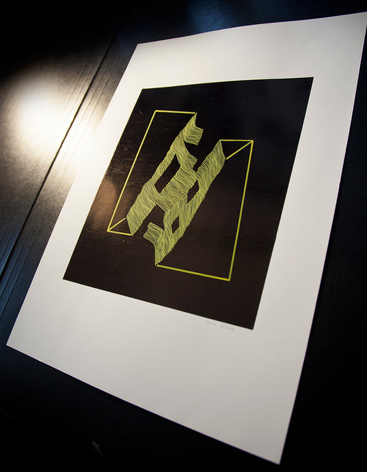 Dibujo n109 is a framed abstract artwork with a 3D yellow-green geometric shape on black, accented by a white border and yellow rectangle. Printed on matte couche paper, it's displayed at an angle and shipped in a rigid tube.